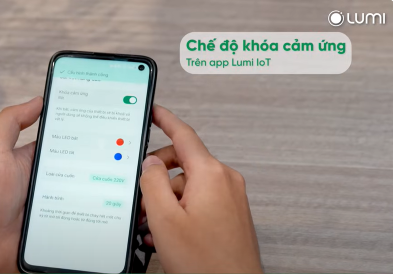 Chế độ khóa cảm ứng trên công tắc cửa cuốn thông minh Lumi